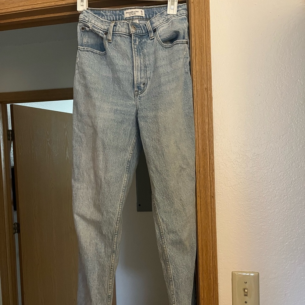 Abercrombie & Fitch The 90s Straight Ultra High Rise Jeans in Light Blue